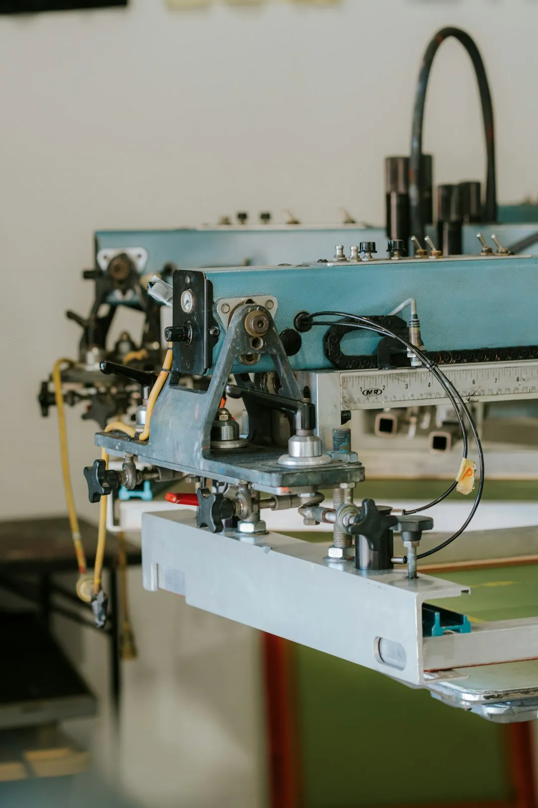 2025年酒业贸易新规解读:深圳红酒白酒批发合规要点分析